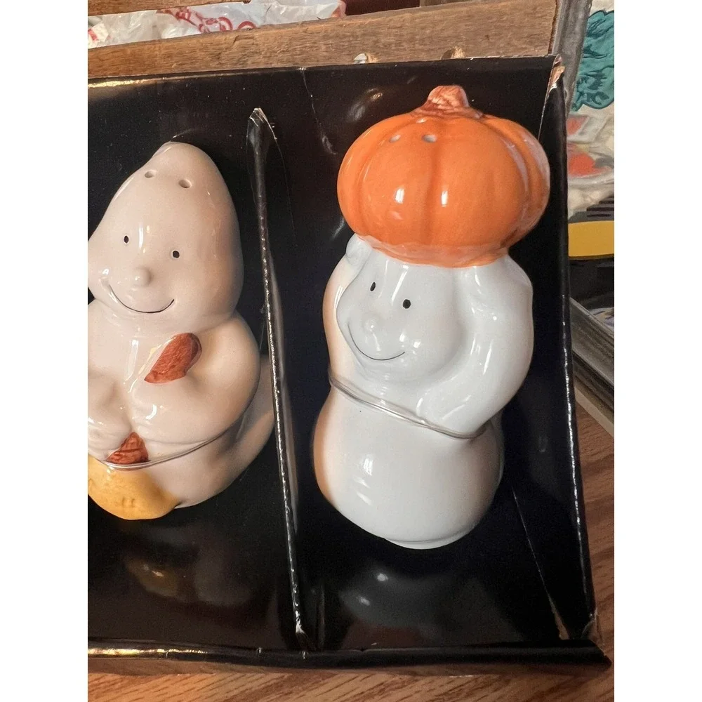 NEW Glossy Ceramic Friendly Ghost Halloween Salt & Pepper Shakers Party Supplies